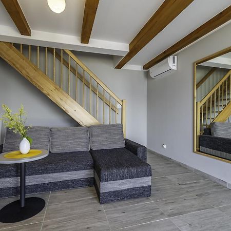 Frajda Domki - Apartamenty 6-Osobowe - Salon I Dwie Sypialnie Oraz Studia 4-Osobowe - Pokoj Z Aneksem Kuchennym Rewal Exterior foto