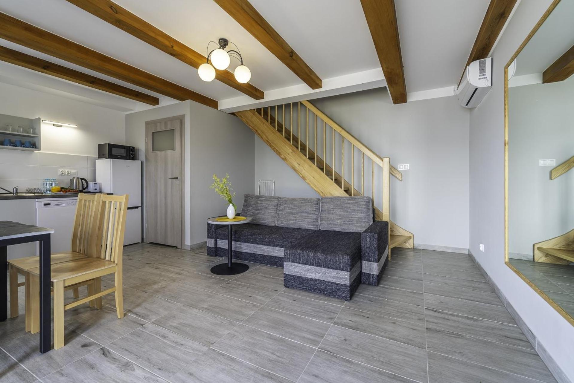 Frajda Domki - Apartamenty 6-Osobowe - Salon I Dwie Sypialnie Oraz Studia 4-Osobowe - Pokoj Z Aneksem Kuchennym Rewal Exterior foto