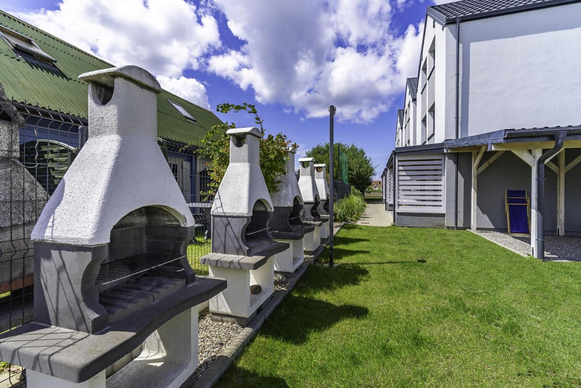Frajda Domki - Apartamenty 6-Osobowe - Salon I Dwie Sypialnie Oraz Studia 4-Osobowe - Pokoj Z Aneksem Kuchennym Rewal Exterior foto